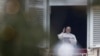 Le pape François bénit la foule rassemblée sur la place St-Pierre au Vatican, le dimanche 13 janvier 2019