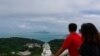 រូបឯកសារ៖ មនុស្ស​មើល​ទិដ្ឋភាព​ពី​កន្លែង​សង្កេត​មួយ​នៅ​ក្នុង​ទីប្រជុំជន Nangan ក្នុង​ប្រជុំ​កោះ Matsu ប្រទេស​តៃវ៉ាន់ កាលពី​ថ្ងៃទី១៥ ខែតុលា ឆ្នាំ២០២៤។