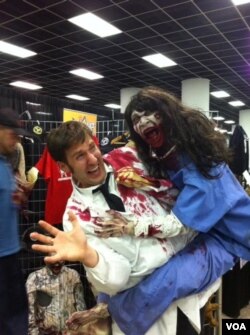 A man holds a zombie doll at the Walker Stalker convention in Atlanta, Georgia. (Marissa Melton for VOA)