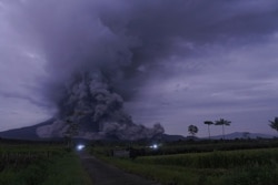 Letusan Gunung Semeru terlihat di Lumajang, Provinsi Jawa Timur, 1 Desember 2020. (Foto: Antara/Seno via Reuters)