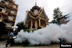 រូបឯកសារ៖ បុរសម្នាក់​កំពុង​បាញ់​ថ្នាំ​សម្លាប់​មូស​នៅ​វត្ត​មួយ នៅ​ទីក្រុង​បាំងកក ប្រទេសថៃ កាលពី​ថ្ងៃទី១៤ ខែកញ្ញា ឆ្នាំ​២០១៦។
