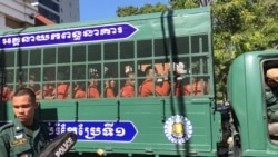 រូបឯកសារ៖ យុវជន​គង់​ រ៉ៃយ៉ា (កំពុងលើកដៃ)​ ស្ថិត​ក្នុង​រថយន្ត​ដឹក​អ្នកទោស​ពី​ពន្ធនាគារ​ព្រៃស មក​កាន់​សាលាដំបូង​រាជធានី​ភ្នំពេញ​ ថ្ងៃទី​២៦ ខែ​វិច្ឆិកា​ ឆ្នាំ​២០១៩។ (ហ៊ុល រស្មី/VOA)