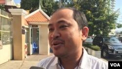 Political analyst Kim Sok talks to reporters, Phnom Penh, Cambodia, February 16, 2017. (Hul Reaksmey/VOA Khmer)