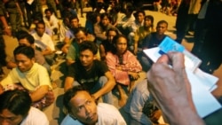 Pekerja migran Indonesia menunggu pemeriksaan imigrasi di Kuala Lumpur (foto: dok).