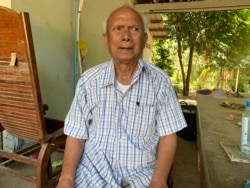 លោក​ មាស មុត​ អតីត​មេបញ្ជាការ​កងទ័ព​ជើង​ទឹក​របស់​របប​ខ្មែរក្រហម​ ដែល​រឿងក្តី​របស់​លោកកំពុង​បន្តទៅមុខ​ទាំង​ភាព​មិន​ច្បាស់​លាស់នៅសាលាក្តី​ខ្មែរក្រហម​ អង្គុយនៅក្នុង​គេហដ្ឋាន​របស់លោក​នៅស្រុក​សំឡូត ខេត្តបាត់​ដំបង ថ្ងៃ​ទី​១៦ ខែ​ធ្នូ​ ឆ្នាំ​២០១៩​។ (សុខ ខេមរា/VOA)