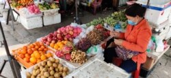 អ្នក​ស្រី សុខ សម្ផស្ស អាយុ​ ៤៥​ ឆ្នាំ អ្នកលក់​ផ្លែឈើ​នៅ​ផ្សារ​កណ្តាល​ក្នុង​ក្រុង​ភ្នំពេញ កាល​ពី​ថ្ងៃពុធ ទី០៨ ខែ​មេសា ឆ្នាំ២០២០​។ (ណឹម សុភ័ក្រ្តបញ្ញា/VOA)