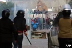 Protesters clash with security forces in the central town of Kasserine, Tunisia, Jan. 21, 2016.