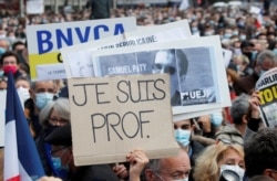 Orang-orang berkumpul di Place de la Republique di Paris, untuk memberikan penghormatan kepada Samuel Paty, guru bahasa Prancis yang dipenggal, Perancis, 18 Oktober 2020. (Foto: Reuters)