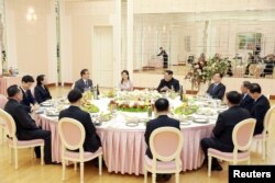 정의용 수석 특사를 비롯한 한국 정부 대북특사단이 5일 평양에서 김정은 북한 국무위원장이 주최한 만찬에 참석했다. 만찬에는 김 위원장의 부인 리설주와 동생 김여정도 배석했다.