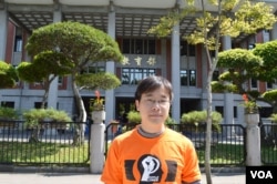 教育部外抗议组织者-“公民觉醒联盟”发言人王希(美国之音 申华拍摄)