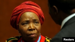 Nkosazana Clarice Dlamini-Zuma, alors présidente de la Commission de l'Union africaine et ancienne ministre sud-africaine de la Santé, ministre des Affaires étrangères et ministre de l'Intérieur assiste à une conférence de presse au siège européen des Nations Unies à Genève, Suisse, le 24 mai 2016