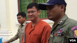 លោក នី ចរិយា ត្រូវ​បាន​សមត្ថកិច្ច​នាំ​ខ្លួន​ចេញ​ពី​សាល​សវនាការ​សាលា​ឧទ្ធរណ៍ នៅព្រឹកថ្ងៃទី០៨ ខែ​សីហា ឆ្នាំ២០១៦។