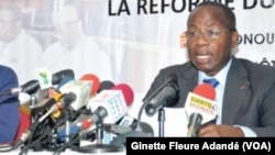 Adrien Houngbedji, président de l'Assemblée nationale à l'ouverture d'une des séminaires sur la réforme du code électoral à Porto Novo, Bénin, 12 juillet 2018. (VOA/ Ginette Fleure Adandé)