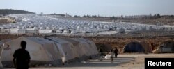 Newly displaced Syrians arrive to a refugee camp in Atimah village, Idlib province, Syria, Sept. 11, 2018.