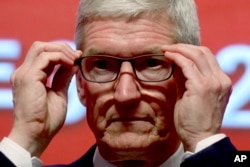 ARCHIVES - Le PDG d'Apple, Tim Cook, assiste à un événement à Pékin, en Chine, samedi 23 mars 2019.