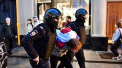 მიტინგის ერთ-ერთი მონაწილის დაკავების მომენტი