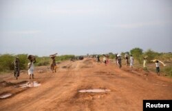 Civilians flee from renewed attacks in Bentiu, Unity state of South Sudan, April 20, 2014.