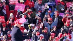 Predsjednik Donald Trump pozdravlja svoje pristalice na mitingu na regionalnom aerodromu u mjestu Dubuque u Iowi 1. novembra 2020.