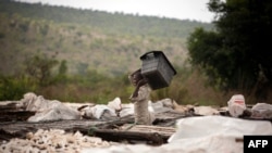 Un homme du village d'Ibi étale des tubercules du manioc sur des plates-formes de séchage au plateau de Bateke, à environ 100 kilomètres de Kinshasa, le 11 octobre 2011.