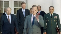 Arhiv - 11. februara 1991. predsednik George H. W. Bush i general Colin Powell, načelnik združenog generalštaba oružanih snaga ispred Bijele kuće.