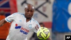 L'attaquant ghanéen de Marseille André Ayew, à droite, tente un dribble face le défenseur italien Andrea Raggi lors d'un match de football entre Marseille et Monaco au Stade du Vélodrome, à Marseille, 10 mai 2015.