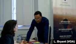 Imam Fouad Saanadi berbicara dengan anggota tim CAPRI.