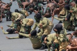 Anggota Tentara Nasional Indonesia menunjukkan keterampilan bela diri mereka saat parade memperingati HUT ke-72 TNI di Cilegon, Banten, 5 Oktober 2017.