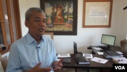 លោក​ឆាំង យុ ​នា​យក​មជ្ឈមណ្ឌល​ឯកសារ​កម្ពុជា​ ផ្តល់បទសម្ភាសន៍ដល់​VOA​ អំពី​ការ​បង្រួបបង្រួមជាតិ នា​ការិយាល័យ​របស់​លោក​ក្នុង​ទីក្រុង​ភ្នំពេញ​ នាថ្ងៃទី០៨​ខែ​សីហា​ឆ្នាំ​២០១៦។ (នៅ វណ្ណារិន/VOA)