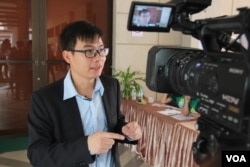 លោក​ ឈាង វណ្ណារិទ្ធ ​សាស្ត្រាចារ្យ​នៃ​សាកល​វិទ្យាល័យ​ Leeds ​ចក្រភព​អង់គ្លេស