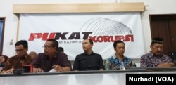 Jarigan Anti Korupsi Yogyakarta menyampaikan empat tuntutan untuk Presiden Jokowi. (Foto: VOA/Nurhadi)