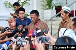 Abdul Rajab dan Ismail, berbicara kepada media di Istana Merdeka hari Jumat sore (24/5). (Courtesy: Setpres RI)