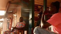 Les commerçants sont assis devant leurs magasins à Bambari, en République centrafricaine, le 18 novembre 2020.