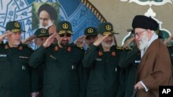 İranın dini lideri Sepah komandirləri ilə birlikdə