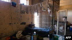 Des tissus pendent pour sécher dans une cellule de prison lors d'une visite de la prison maximale de Chikurubi par un comité parlementaire de la santé qui souhaitait avoir une idée des principaux problèmes de santé et de VIH, le 13 juin 2019.