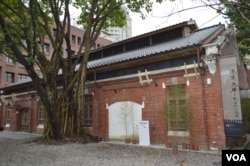 老厂房内民国展 (美国之音 申华拍摄)