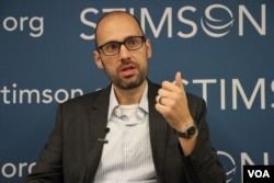 Journalist and author Sebastian Strangio talks Cambodia’s 2017 Commune Elections in a panel discussion at Stimson Center in Washington DC, on June 8, 2017. (Hong Chenda/VOA Khmer)