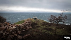 A vantage point has been set up to keep watch for the boats of refugees crossing from Turkey to Greece, which just a few kilometers away. (J. Owens / VOA)
