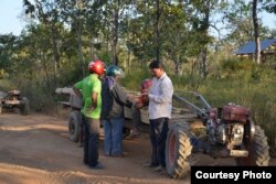 លោក អ៊ូច ឡេង គឺជា​សកម្មជន​ការពារ​ព្រៃឈើ​របស់​កម្ពុជា​មួយ​រូប ដែល​ទទួល​បាន​ពាន​រង្វាន់​វីរៈជន​បរិស្ថាន Goldman Environmental Prize ឆ្នាំ​២០១៦។ លោក​បាន​ចំណាយ​ពេល​តាមដាន ស៊ើប​អង្កេត និង​ចងក្រង​ជា​ឯកសារ​នៃ​សកម្មភាព​កាប់​ឈើ​ខុស​ច្បាប់​របស់​ឈ្មួញ និង​ក្រុមហ៊ុន​ឈើ​នៅ​ទូទាំង​ប្រទេស​កម្ពុជា​អស់រយៈពេល​ជាង​២០​ឆ្នាំ​កន្លង​មក​នេះ។ (រួបថត​ផ្តល់​ឲ្យ​ដោយ GEP)