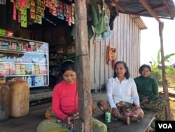 អ្នកស្រី ណាត់ សូតា (កណ្តាល) ជា​ជន​រងគ្រោះ​ដោយសារ​ទំនប់​វារីអគ្គិសនី​សេសានក្រោម២ ខេត្ត​ស្ទឹងត្រែង ថ្ងៃទី២៨ ខែវិច្ឆិកា ឆ្នាំ២០១៨។ (ស៊ុន ណារិន/VOA)