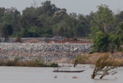 រូបឯកសារ៖ ទូកនេសាទ ឆ្លងកាត់​ការដ្ឋាន​សាងសង់​ទំនប់ Don Sahong ជិត​ព្រំដែន​កម្ពុជា-ឡាវ កាលពី​ថ្ងៃទី២០ ខែមិថុនា ឆ្នាំ២០១៦។