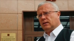 Олександр Лебедєв, колишній офіцер КДБ, привіз Євгенія Лебедєва в Британію у дитячому віці, коли працював у Лондоні під дипломатичним прикриттям