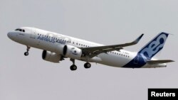 Pesawat terbaru Airbus A320neo lepas landas pada penerbangan percobaan dari bandara Toulouse-Blagnac, Perancis (foto: dok).