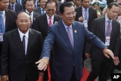 រូបឯកសារ៖ លោក​នាយក​រដ្ឋ​មន្ត្រី​ហ៊ុន សែន (កណ្តាល) ដែល​ជា​ប្រធាន​គណបក្ស​ប្រជាជន​កម្ពុជា បាន​ចូលរួម​ក្នុង​ពិធី​រំឭក​ខួប៣៨ឆ្នាំនៃ​ការ​ដួលរលំ​របស់​របប​ខ្មែរ​ក្រហម នៅ​រាជធានី​ភ្នំពេញ កាលពី​ថ្ងៃទី៧ ខែមករា ឆ្នាំ២០១៧។
