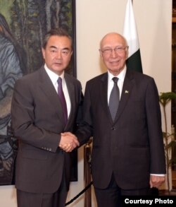 Chinese Foreign Minister Wang Yi meets with Pakistani foreign policy adviser Sartaja Aziz in Islamabad, June 24, 2017. (Pakistan Foreign Ministry photo)