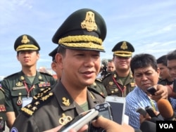 រូបឯកសារ៖ លោក ហ៊ុន ម៉ាណែត ​មេ​បញ្ជាការ​នៃ​បញ្ជាការ​ដ្ឋាន​ជាតិ​កម្លាំង​ពិសេស​ប្រឆាំង​ភេរវកម្ម និង​ជា​កូន​ប្រុស​ច្បង​របស់​លោក​នាយក​រដ្ឋមន្រ្តី ហ៊ុន សែន និយាយ​ទៅ​កាន់​អ្នក​សារព័ត៌មាន ក្នុង​ពិធី​បើក​ការ​ប្រកួត​កីឡា​កង​យោធពល​ខេមរ​ភូមិន្ទ​ឆ្នាំ​២០១៧។