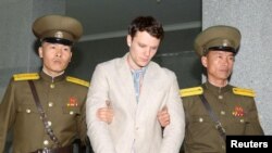 지난 2016년 북한 최고재판소가 북한에 억류됐던 미국인 대학생 오토 웜비어(가운데) 씨에게 국가전복음모죄로 15년 노동교화형을 선고 했다고, 북한 관영 '조선중앙통신'이 보도했다. 2017년 억류 17개월 만에 혼수상태로 풀려나 미국으로 돌아왔지만 엿새 만에 숨졌다.