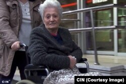 Porodica pacijentice Vahide Merdanić je dobila upute iz Bolnice da u „Barošu“ kupi leću i visokoelastičnu tekućinu potrebnu za operaciju oka. Potrebni materijal za operaciju oka su platili 602 KM, iako je u drugoj optičarskoj radnji bio duplo jeftiniji.