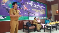 Ihsan Basir Kepala Dinas Pemberdayaan Perempuan dan Perlindungan Anak (DP3A) Sulawesi Tengah saat menjelaskan peningkatan kasus perkawinan usia anak di huntara dalam kegiatan Temu Perempuan Penyintas (3/12/2019) Foto : Yoanes Litha
