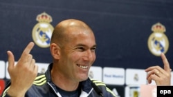  L’entraîneur français du Real Madrid Zinedine Zidane tient une conférence de presse à l'issue d'une séance d’entrainement à Valdebebas sports, près de Madrid, Espagne, 29 avril 2016. epa / Paco Campos L’entraîneur français du Real Madrid Zinedine Zidane tient une conférence de presse à l'issue d'une séance d’entrainement à Valdebebas sports, près de Madrid, Espagne, 29 avril 2016. epa / Paco Campos