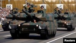 Pasukan Jepang (SDF) mengendarai tank tipe-10 dalam pawai militer tahunan di Pangkalan Militer Asaka dekat Tokyo (Foto: dok).